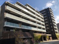 向日市、西京区、南区を専門 ユニバーサルホームサービス洛西口店 阪急とJRの駅近2WAYアクセスの好立地!
7階部分の為、陽当たり・通風・眺望良好!
平成27年10月建築の築浅マンション!ペット飼育可(規約有)!