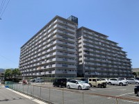 向日市、西京区、南区を専門 ユニバーサルホームサービス洛西口店 8階部分&南向きのお部屋につき、日当り・通風・眺望良好♪
オートロック付!ペット飼育可能です!(規約有)
スーパーマツモト向日町店(約700m)まで徒歩9分の近さ!