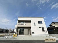 JR『園部駅』まで徒歩15分と通勤・通学便利!
全居室6帖以上の3LDKで駐車も2台可能!各居室に収納あり!
閑静な住宅地で前面道路広々6m♪