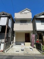 ☆築浅物件☆2021年4月築の一戸建て♪
前道広々6m!通り抜け出来ない道路の為駐車もしやすい♪
大山崎小学校まで徒歩8分でお子様の通学も安心♪