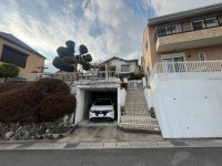 お部屋数はなんと9DK(^^)/
人数の多いご家族に大変オススメな中古戸建です!
閑静な住宅地につき交通量少なめ!子育て世帯の方も安心!