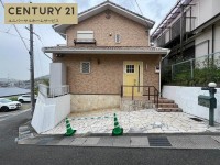 オール電化住宅!広々お庭付!
角地につき、採光通風良好♪
LDKゆったり18帖!全居室に収納完備!