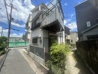 スキップフロア階段が魅力の3階建て4DK!
周辺施設充実で徒歩圏内の為生活に便利な立地♪
小学校まで徒歩10分でお子様の通学も安心♪