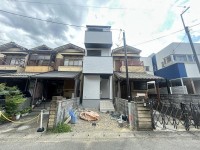 阪急『洛西口駅』まで徒歩6分!
3面バルコニー付き!南側バルコニーのため通風良好!
買い物施設が周辺に充実しているため生活に便利!
