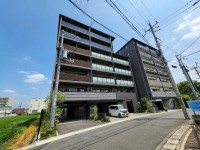 令和4年11月建築の築浅!
南向きバルコニーにつき、陽当たり良好!ペット飼育可(規制制限あり)♪
JR『桂川』駅まで徒歩8分!