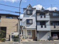 閑静な住宅地にある3SDKのお家!
南向きで陽当たり・通風良好です♪
小・中学校まで徒歩10分圏内でお子様の通学にも安心!