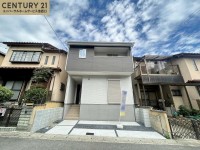 区画整う閑静な住宅地!南向きにで陽当たり良好!
前面道路はゆったり6mで駐車もラクラク♪全居室収納付きの4LDK!
普通車1台駐車可能♪