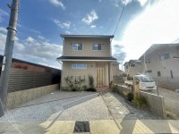 閑静な住宅地の全6区画の分譲地!全区画、普通車2台駐車可能!
長期優良認定住宅!耐震等級3!
小学校まで徒歩4分でお子様の通学も安心!