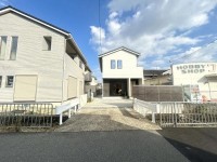 閑静な住宅地の全6区画の分譲地!全区画、普通車2台駐車可能!
長期優良認定住宅!耐震等級2!
小学校まで徒歩4分でお子様の通学も安心