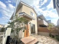 閑静な住宅地の全6区画の分譲地!全区画、普通車2台駐車可能!
長期優良認定住宅!耐震等級2!
小学校まで徒歩4分でお子様の通学も安心!