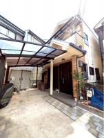 たくさん収納できる屋根裏収納あり!
駐車場はカーポートの為、雨の日も安心です!
徒歩圏内に周辺施設も充実!生活に便利な立地です!