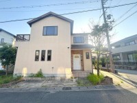 2025年7月リフォーム完成!
ファミリー世帯におすすめの4LDK!
全居室6帖以上&収納付き!角地につき陽当たり・通風良好!