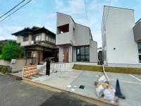 閑静な住宅地の限定2区画の分譲地!
収納スペース充実の3LDK+ロフト2ヶ所!
お車2台並列駐車可能!前道ゆったり約5.9m!