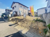 閑静な住宅地の整形地!土地面積約30坪!
間口広々約7.39m!前道幅員約6mで駐車もラクラク♪
自由設計につき、好きな間取りで建築可能!