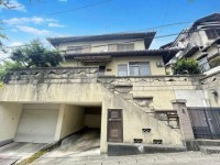 閑静な住宅地!全居室6帖以上の6DK!
南東角地につき、陽当たり・通風良好!
駐車2台可能なガレージ付き!