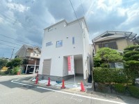 2025年7月完成の新築戸建て!
角地の為、通風良好♪各居室に収納完備の3LDK!
徒歩圏内に生活施設が充実している為、便利な立地!