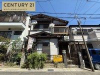 建築条件無し土地につき、お好きなハウスメーカー・工務店で建築可能♪
南向きの為、日当たり・通風良好!解体更地渡し!
スーパー・コンビニ徒歩圏内で生活便利な立地です!