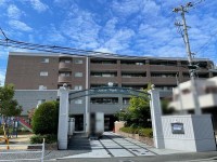 阪急とJRの2WAYアクセスで通勤や通学も便利な立地!
南向きバルコニーで陽当たり良好!ペットの飼育可能(規約あり)!
駐車場の空きあり!