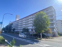 2026年1月室内リフォーム済!
南東角住戸につき独立性が高く、陽当たり・通風良好!
スーパーやコンビニなど徒歩圏内に商業施設充実で生活に便利!