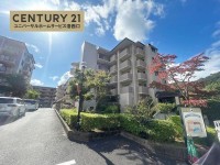 5階建の5階部分!最上階につき、陽当たり・通風良好です♪
小学校が徒歩圏内でお子様の通学も安心♪
LDK広々約19.5帖の4LDK!